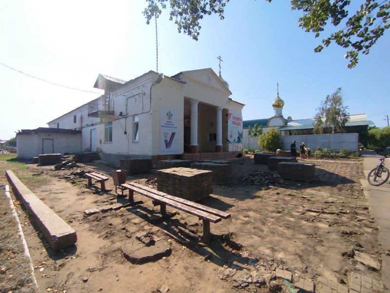 В Александровке начали благоустраивать территорию у Дома культуры
