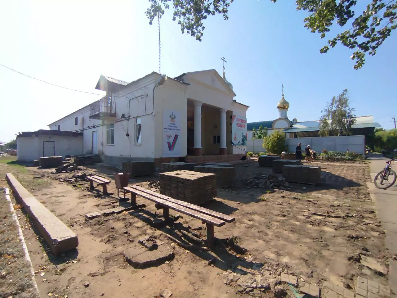 В Александровке начали благоустраивать территорию у Дома культуры