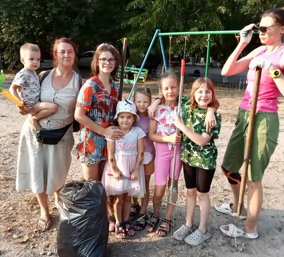 На детской площадке по улице Плеханова прошёл субботник