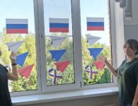 Школьники Ейска поддержали акцию ко Дню флага России