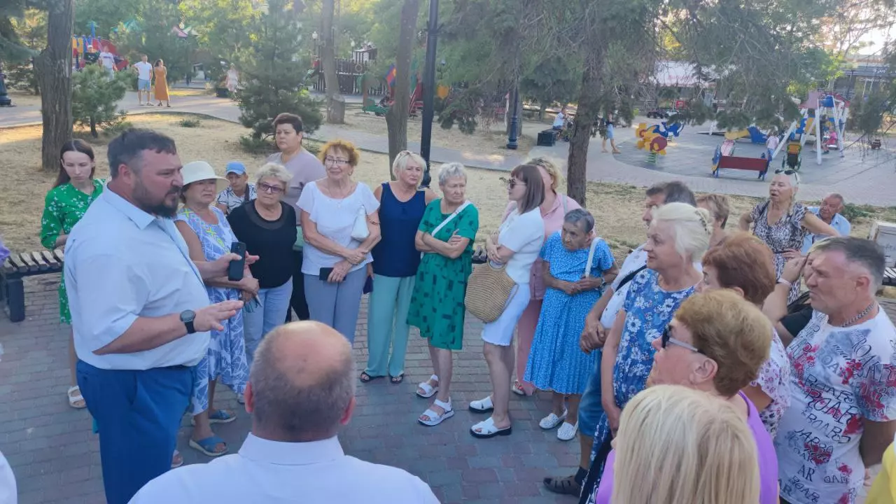 Глава Ейска Денис Квитовский провёл очередную встречу с жителями в Никольском парке