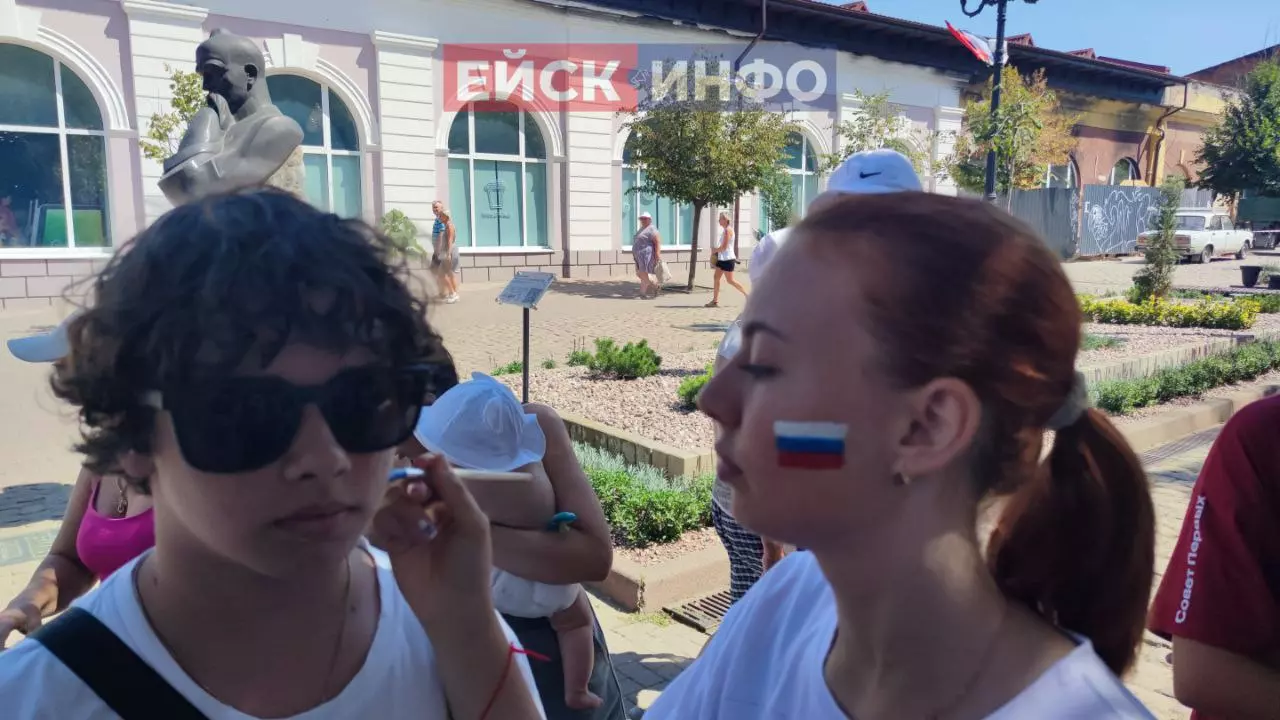 В центре города прошла акция в честь Дня Российского флага