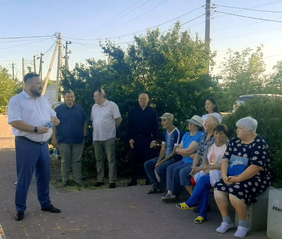 Глава Ейска Денис Квитовский провёл встречу с жителями посёлка Морской
