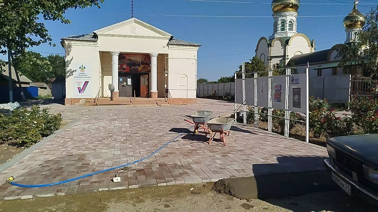 В Александровке завершают благоустройство территории у Дома культуры