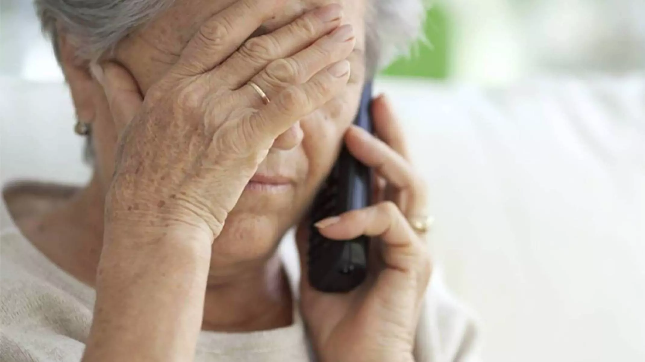 84-летняя жительница Ейска лишилась более 400 тысяч рублей, поверив звонку «менеджера» компании