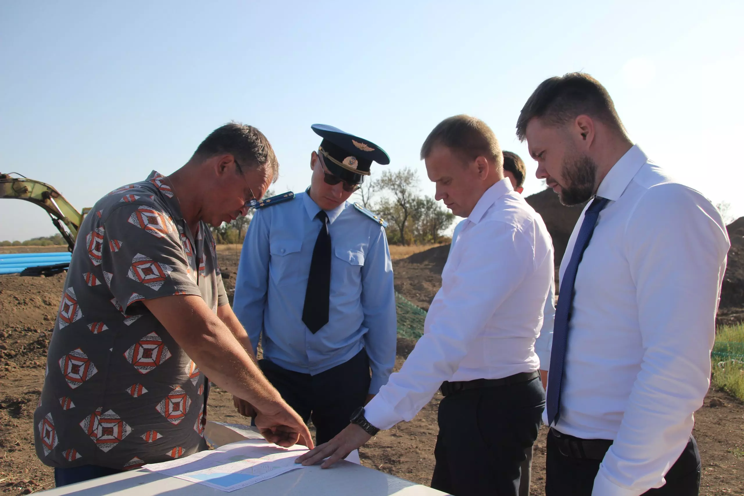 Глава района Роман Бублик проверил ход строительства канализационных станций в посёлке Морском
