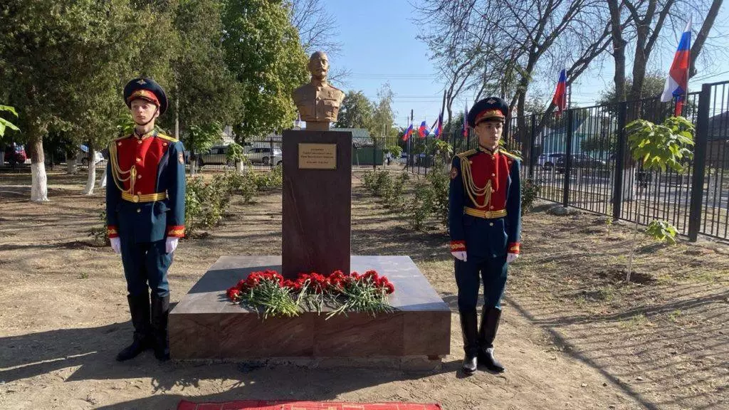 В ейской школе №20 открыли памятник Герою Советского Союза Ивану Гаврилову
