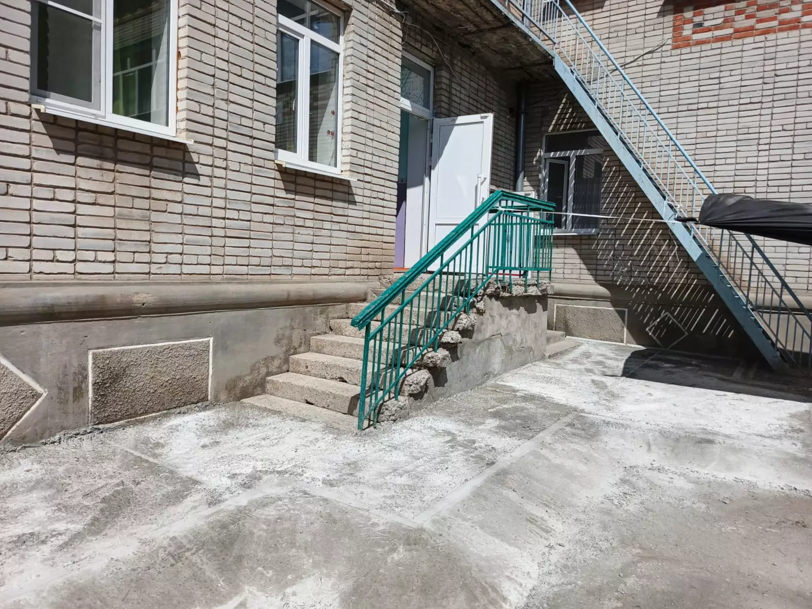 В детском саду №5 в Ясенской отремонтировали защитную отмостку вокруг здания