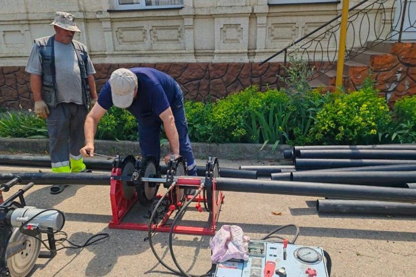 В Ейске продолжаются работы по замене старых водопроводных труб