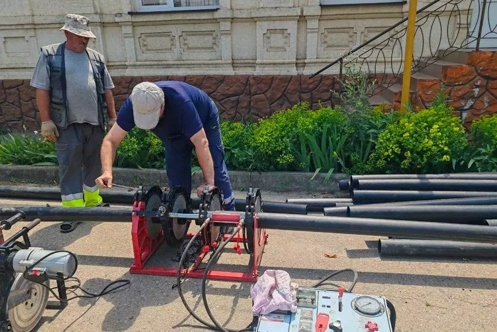 В Ейске продолжаются работы по замене старых водопроводных труб