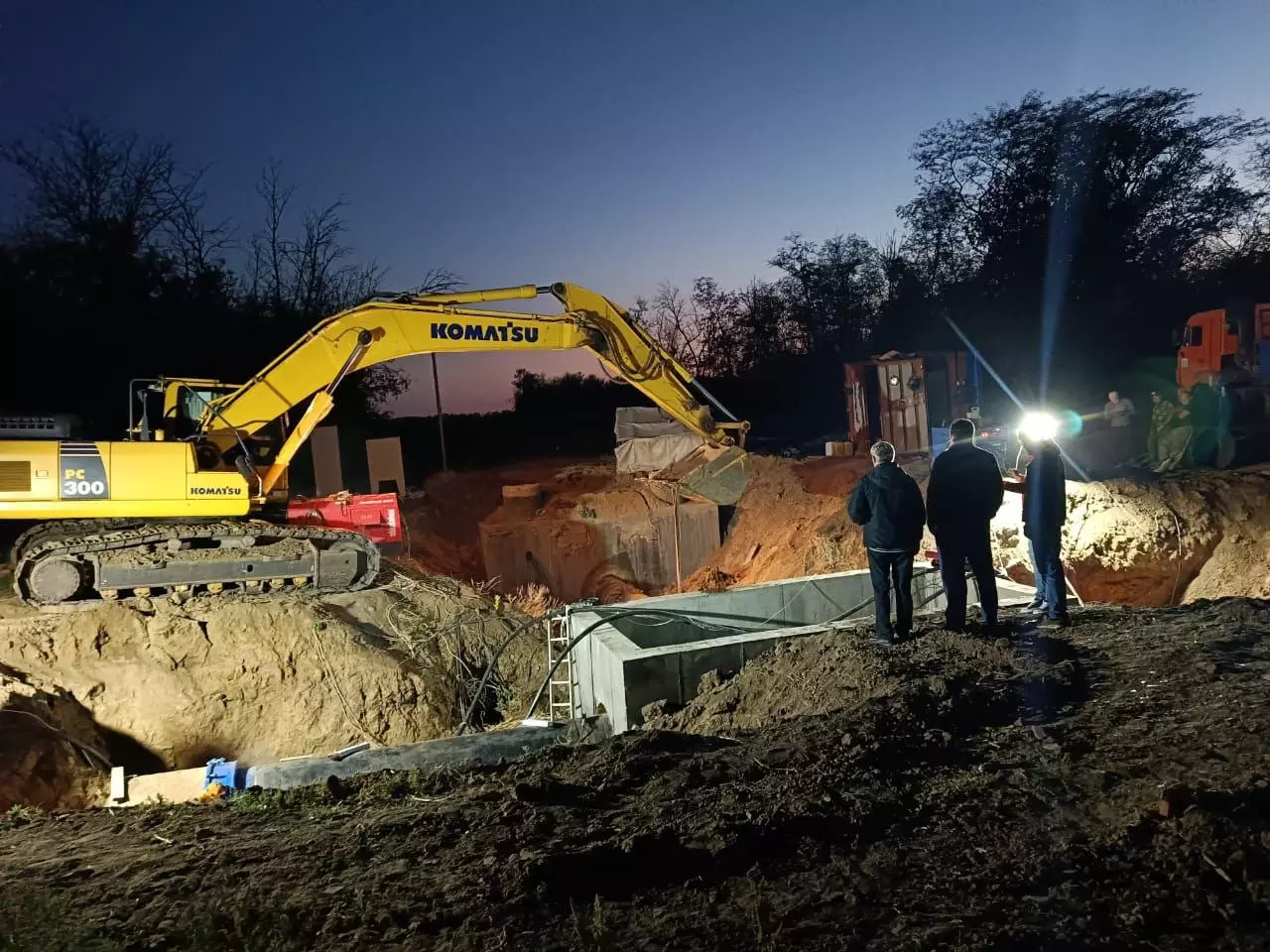 Глава Ейска контролирует ход работ по врезке нового водопровода