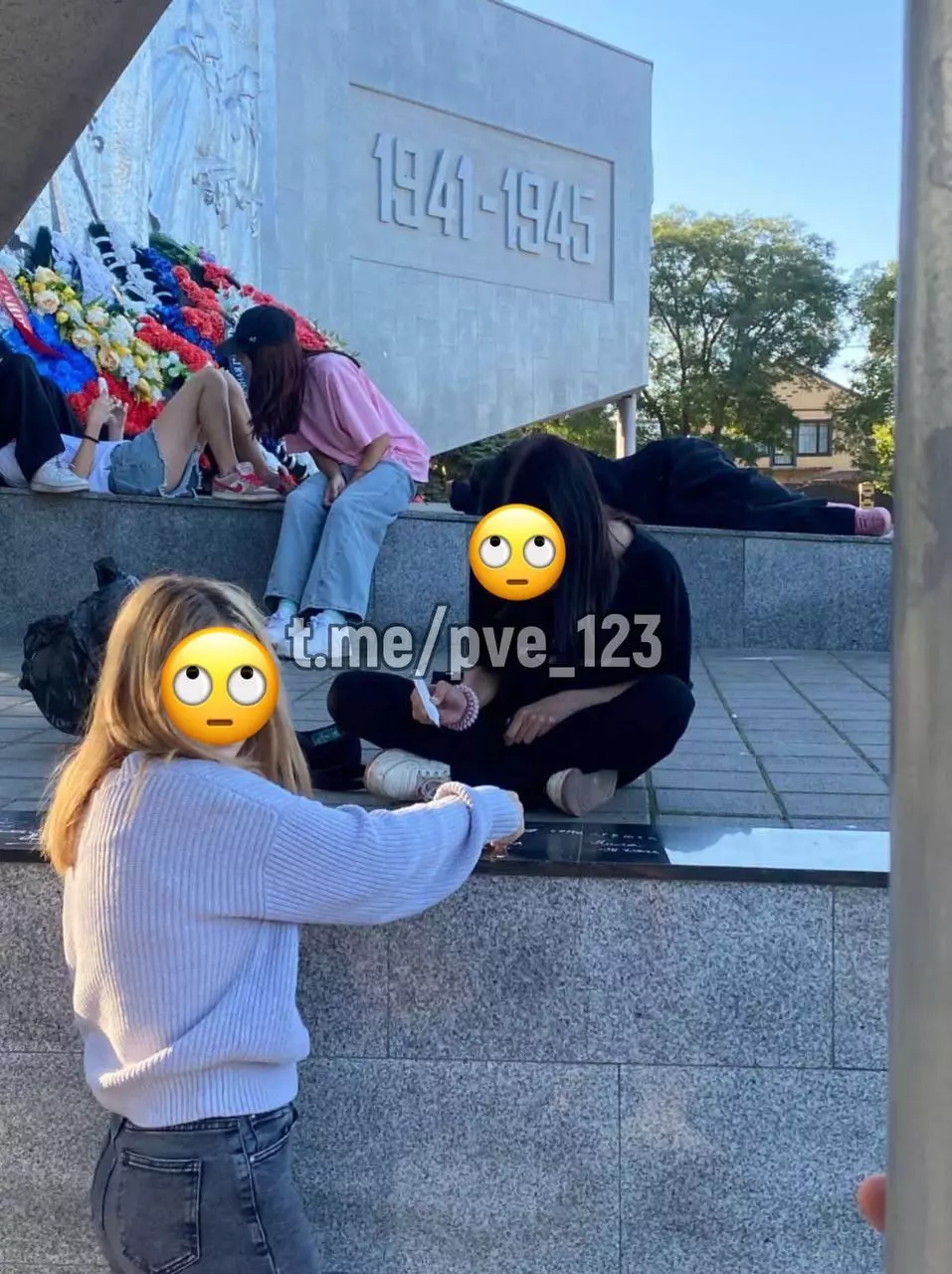 Подростки в Ейске вызвали возмущение поведением у мемориала «Павшим героям»