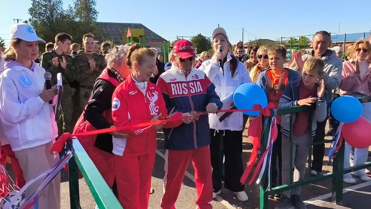 В поселке Ближнеейский открылась новая спортивная площадка