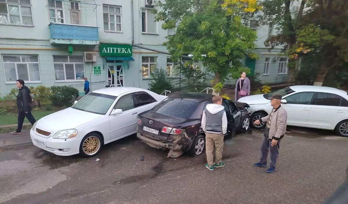 В Ейске водитель "Мазды" устроил опасную езду по городу
