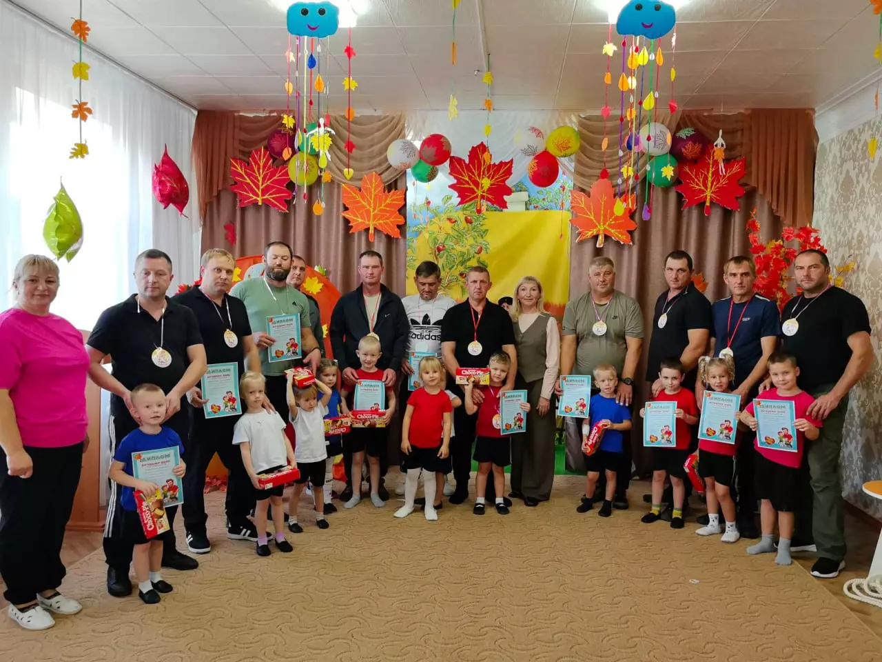 Папы и дети устроили спортивный праздник в детском саду Камышеватской