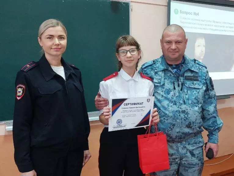 Ейские полицейские наградили юного знатока правопорядка