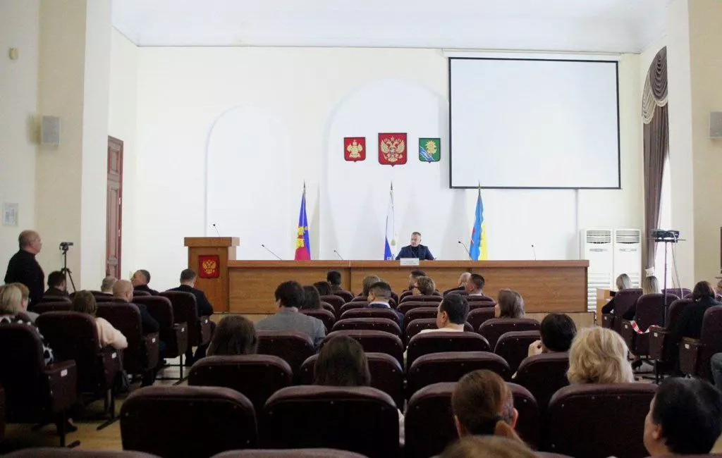 На аппаратном совещании в администрации района была поставлена задача: все обязательства, взятые на текущий год, должны быть выполнены в полном объёме