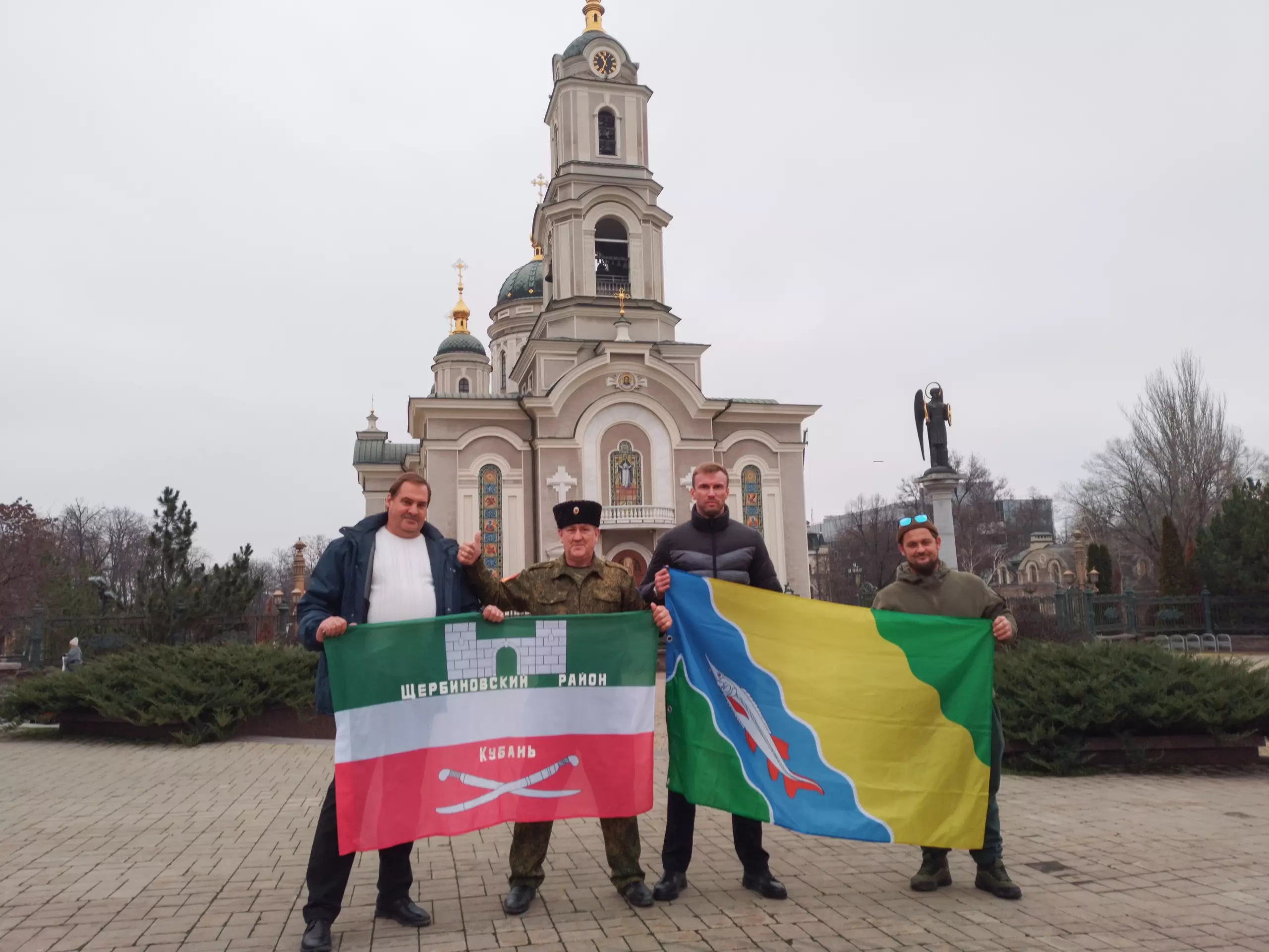 Делегация ЕПК доставила новогодние подарки для учеников Донецка