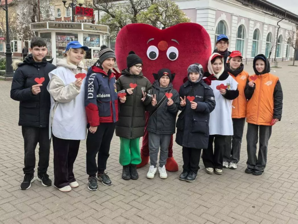 «Сердечко для самой милой»: ейская молодёжь поздравила мам с праздником