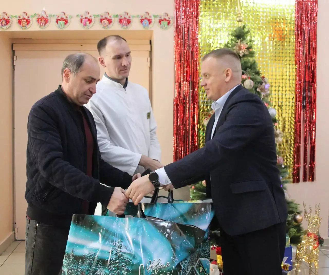 Юным пациентам Ейской больницы подарили подарки Храбрости