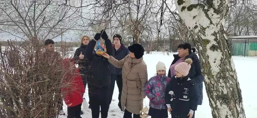 Школьники Ейска развесили кормушки для птиц в честь экопраздника