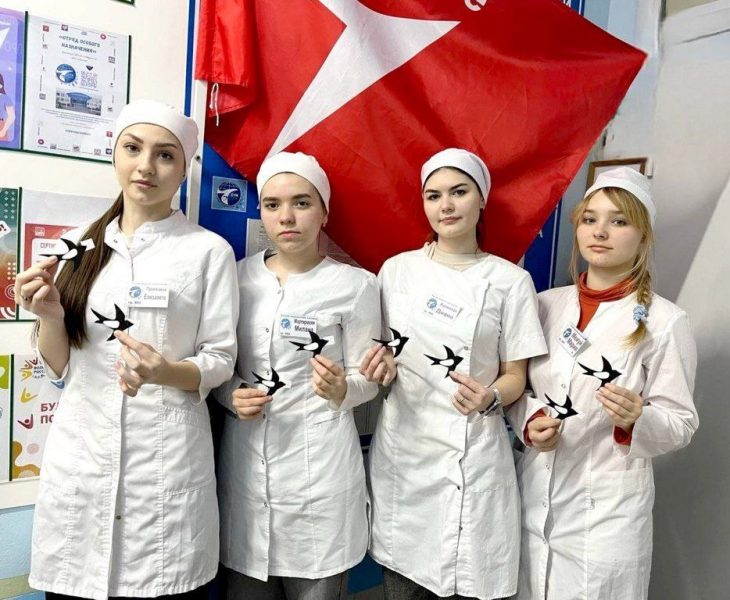 Студентки ейского медколледжа подарили блокадный символ надежды новому поколению   