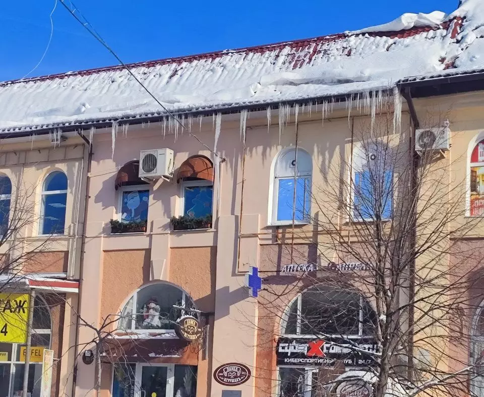 Спасатели Ейска предупреждают об опасности схода снега и падения сосулек с крыш