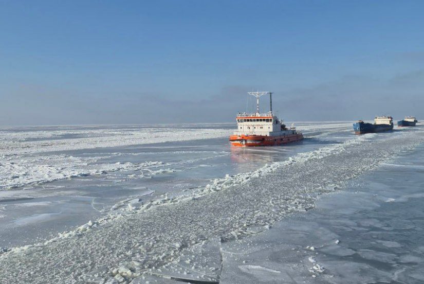 С начала зимы ледоколы в морском порту Ейска и других ключевых портах Азовского моря провела уже более 200 судов через ледовые поля