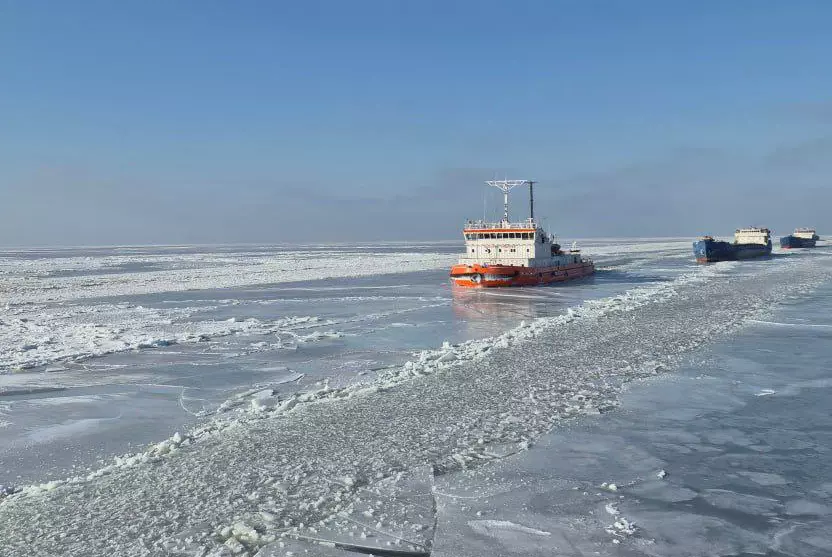 С начала зимы ледоколы в морском порту Ейска и других ключевых портах Азовского моря провела уже более 200 судов через ледовые поля
