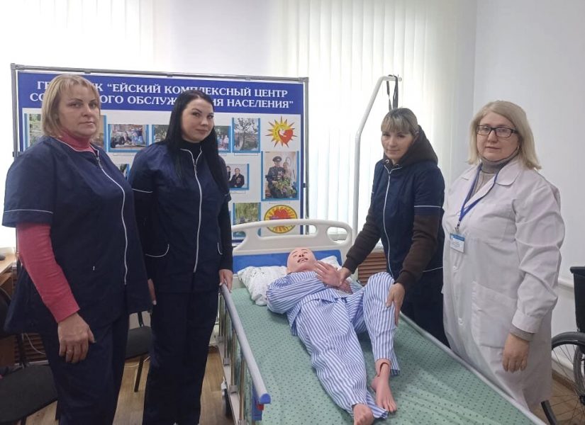 В Ейском комплексном центре социального обслуживания населения работает «Школа по уходу» за пожилыми людьми и инвалидами старше 18 лет