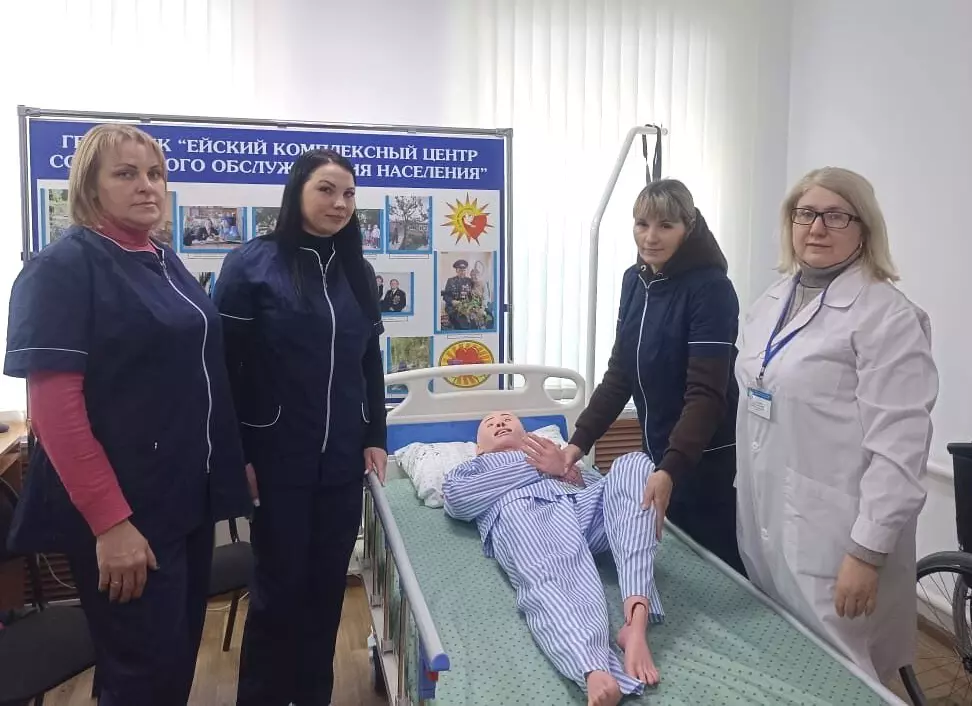 В Ейском комплексном центре социального обслуживания населения работает «Школа по уходу» за пожилыми людьми и инвалидами старше 18 лет