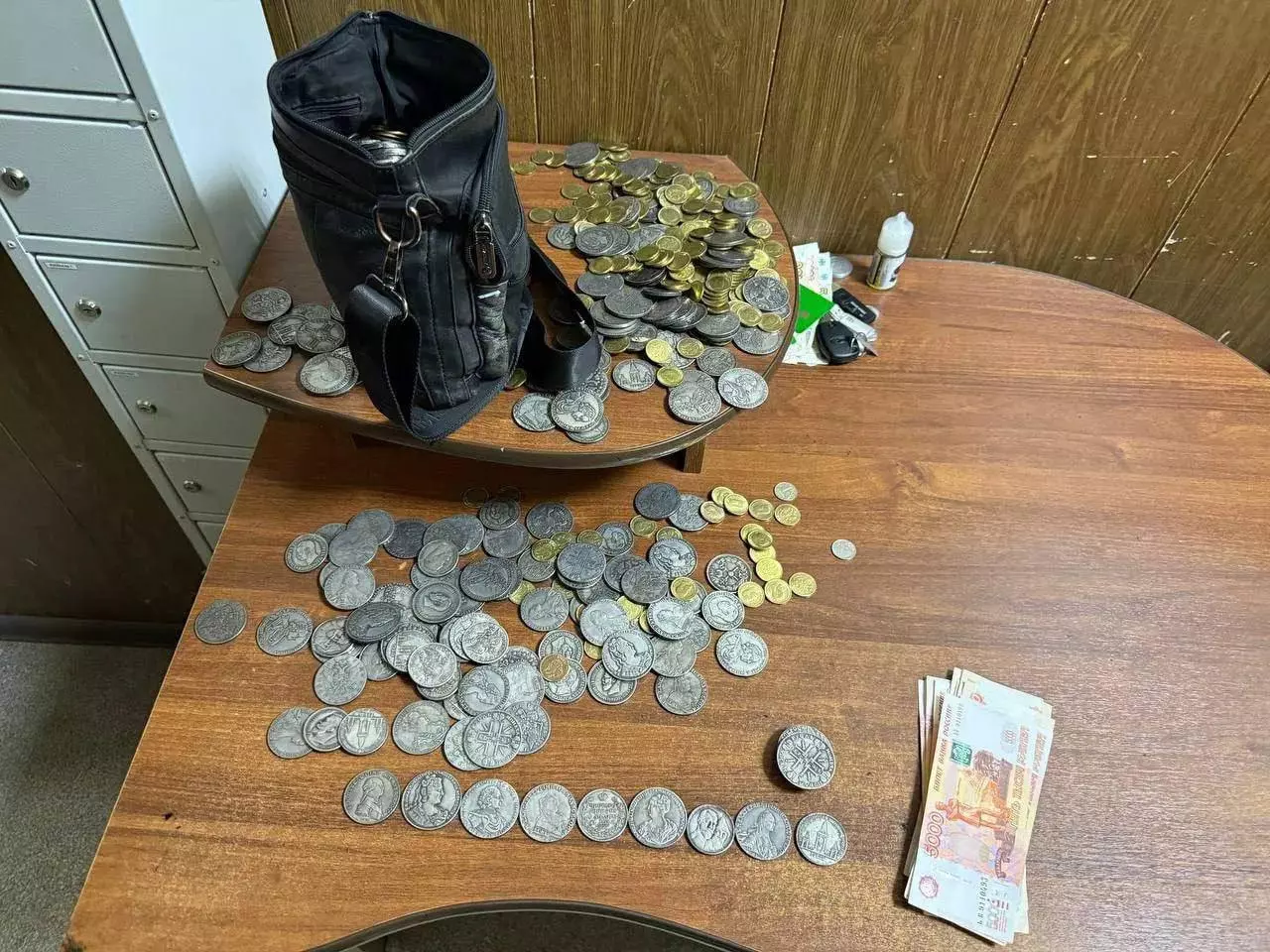 Пенсионер из Ейска едва не отдал 600 тысяч мошеннику за «старинные монеты»