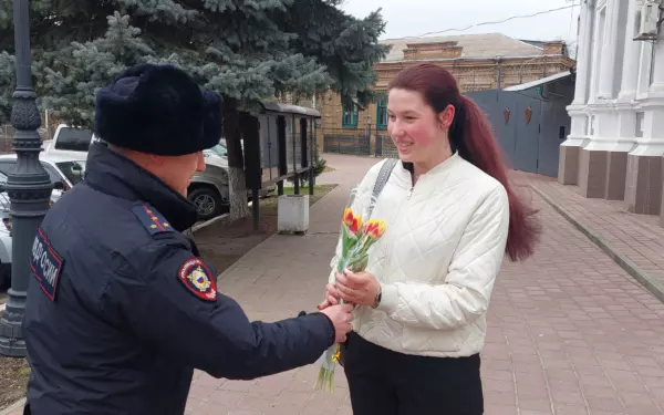 Полицейские Ейска поздравили ейчанок с 8 Марта