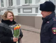 Полицейские Ейска поздравили ейчанок с 8 Марта