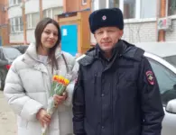 Полицейские Ейска поздравили ейчанок с 8 Марта