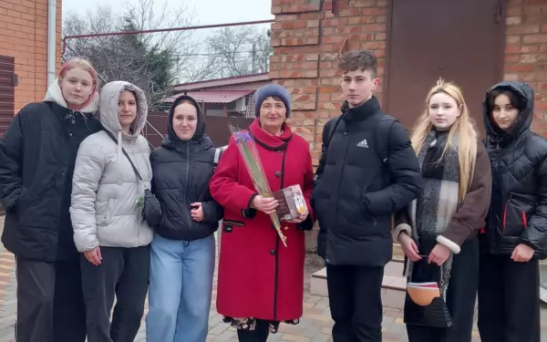 Студенты ЕПК поздравили ветеранов педагогического труда с 8 Марта 