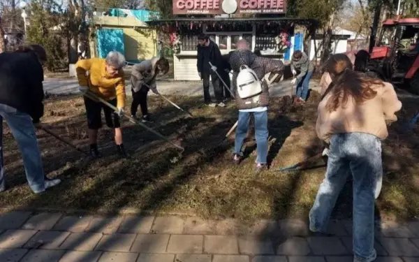 В Ейске продолжают наводить порядок в парке Поддубного