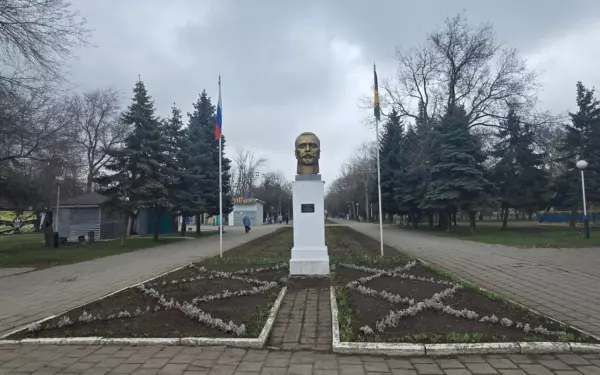 В парке Поддубного начали готовить клумбы к новому сезону