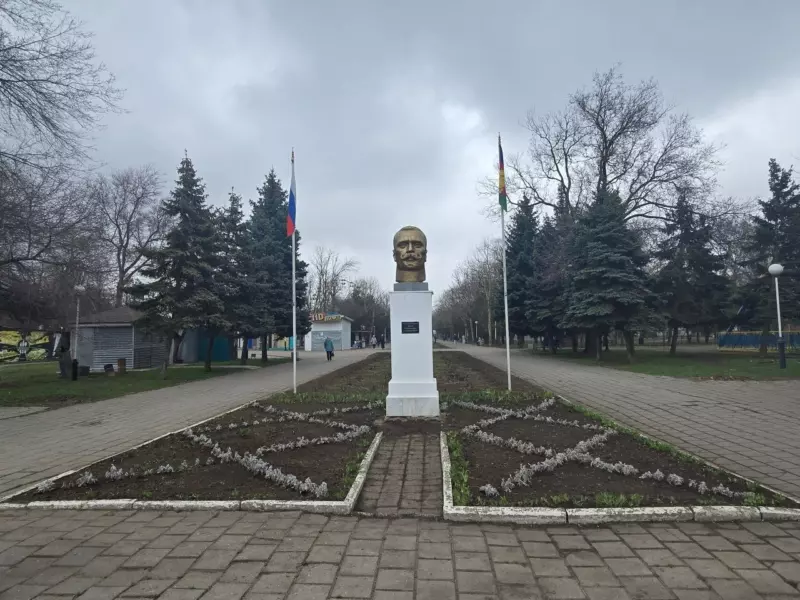 В парке Поддубного начали готовить клумбы к новому сезону