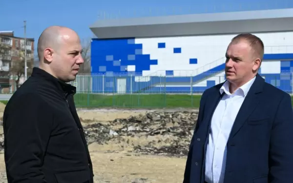 Продолжается ремонт спортивной площадки у спорткомплекса «Юность»