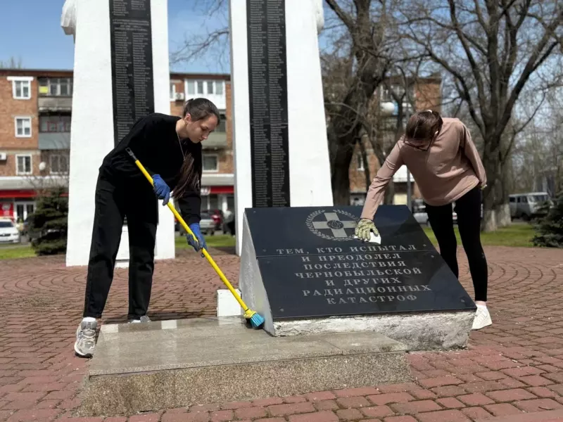 Студентки Ейского медколледжа привели в порядок мемориал «Жертвам радиационных катастроф»