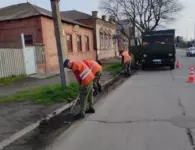 Ейские коммунальщики наводят чистоту в городе