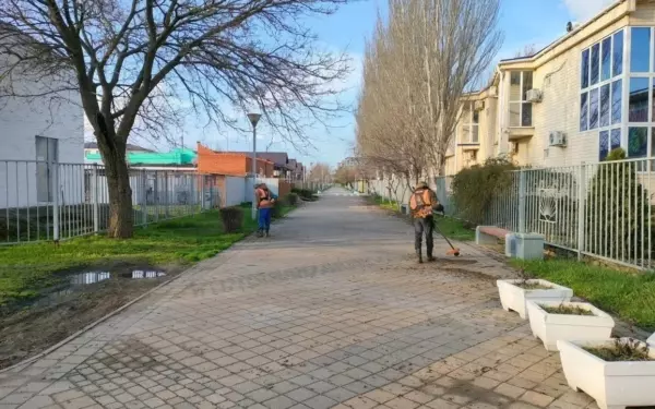 Ейские коммунальщики наводят чистоту в городе