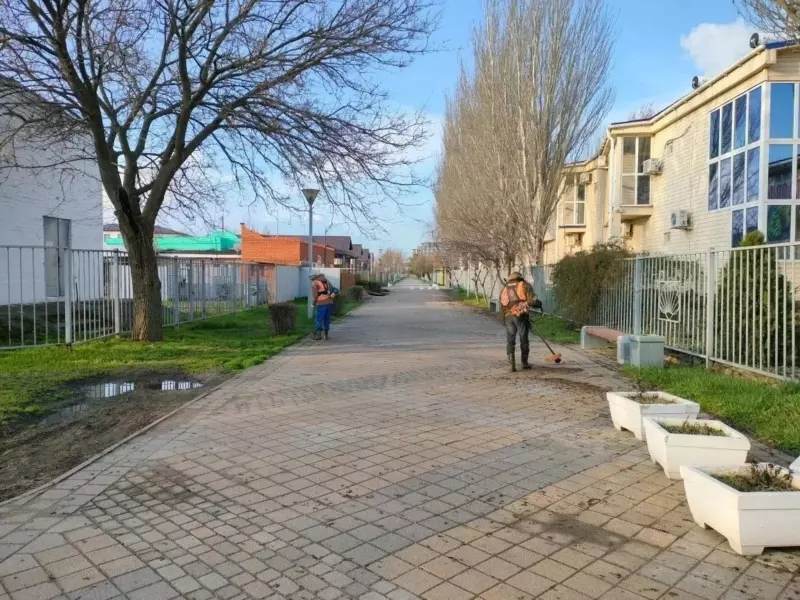 Ейские коммунальщики наводят чистоту в городе