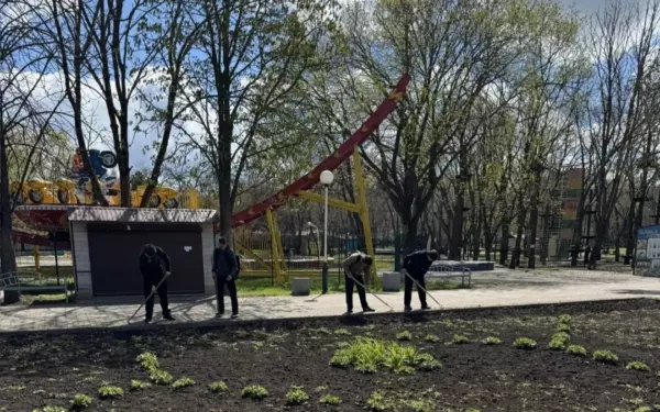 В парке Поддубного прошёл весенний субботник с участием студентов и школьников