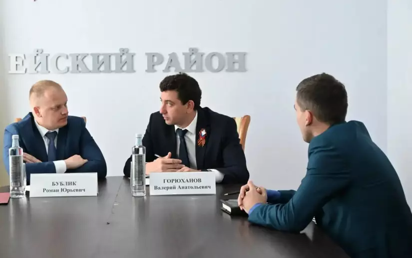 Депутат Госдумы Валерий Горюханов и глава Ейского района Роман Бублик провели приём граждан