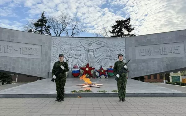 Почётная вахта памяти у Вечного огня в Ейске: молодёжь несёт пост №1