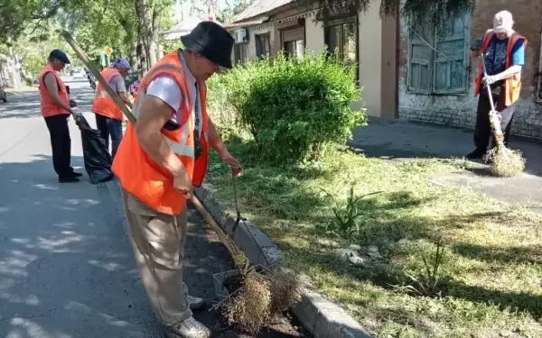 Сотрудники ООО «Экотранс» продолжают работу по поддержанию чистоты в Ейске