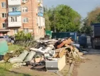 Коммунальные службы Ейска навели порядок в городе перед Последним звонком