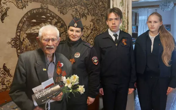 Сотрудники полиции и учащиеся «полицейского класса» поздравили ветеранов Великой Отечественной войны и тружеников тыла с Днем Победы